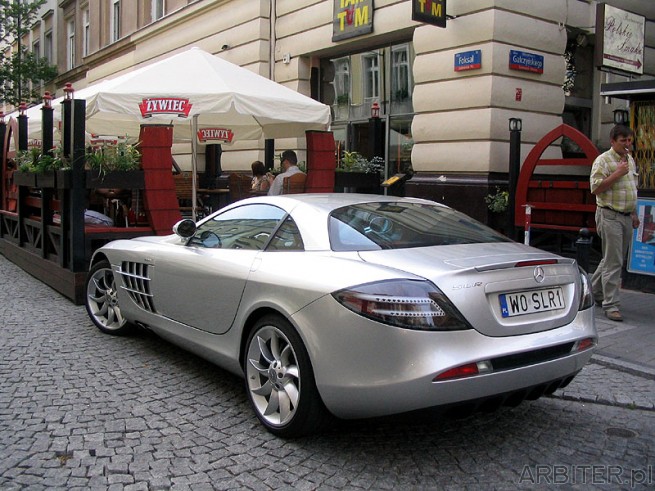 Mercedes SLR. Własne logo na glazurach (WO SLR1). SLR1 parkuje przy ul. Foksal. SLR WIMAL